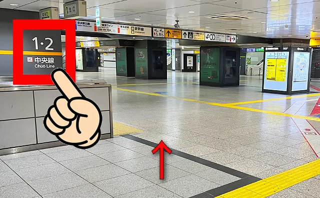 左側に1・2番線の案内板