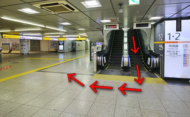 エスカレーターで下りたら右斜め後ろ