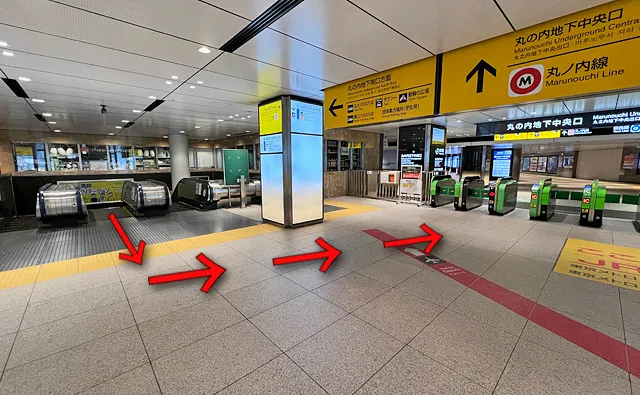 2つ目のエスカレーターから左斜め前へ