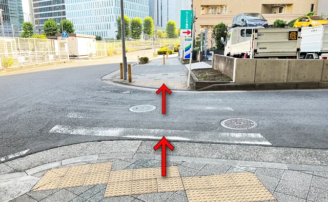 消えかかった小さな横断歩道