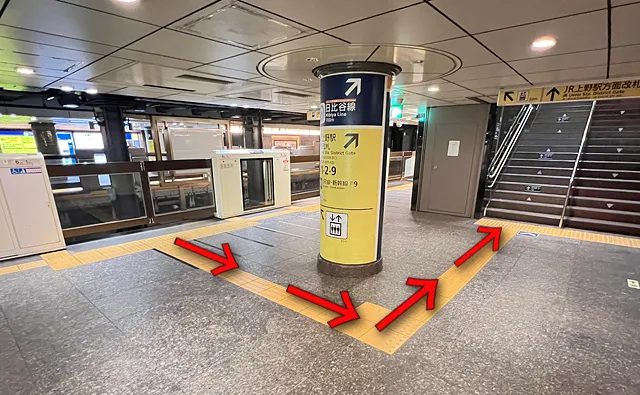 左斜め前の階段へ