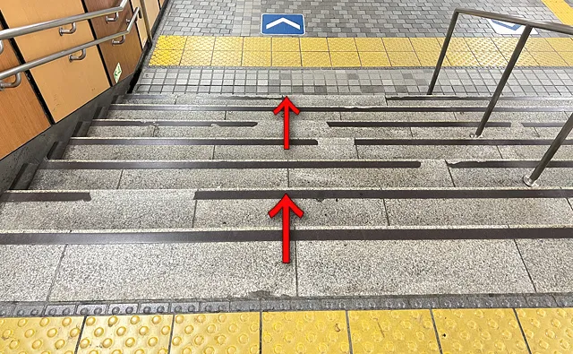 階段を下りていく