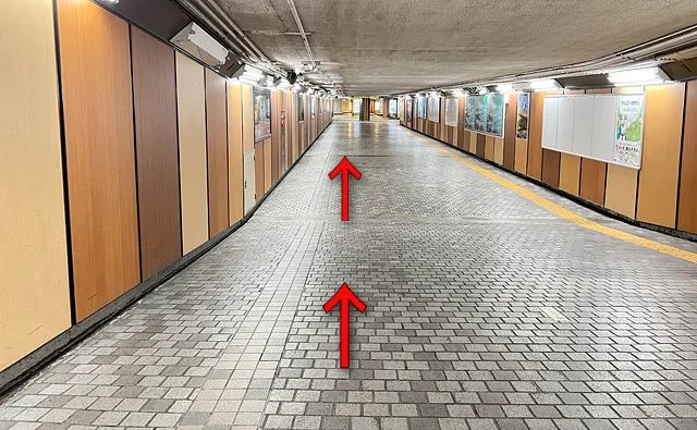 目の前の通路を直進