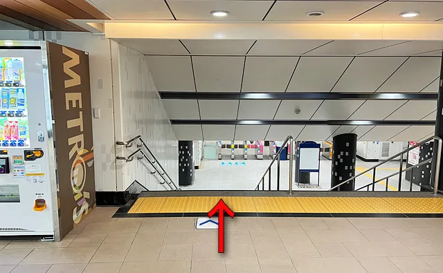 突き当たりに階段
