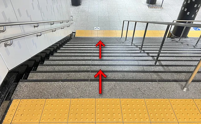 階段を下りる