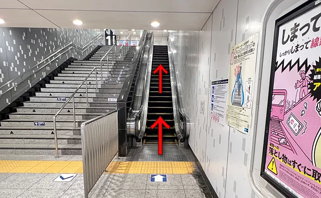 目の前のエスカレーターで上がる