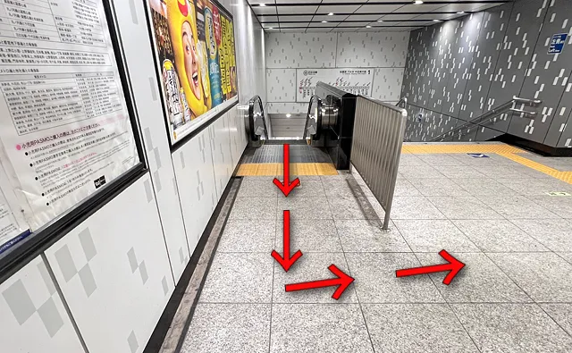 エスカレーターで上がったら左折
