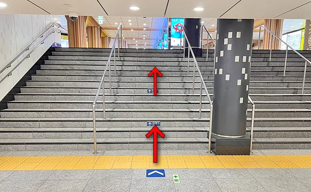 正面の階段を上がる