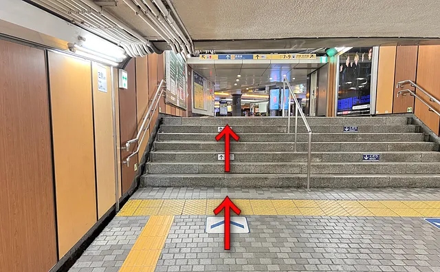 突き当たりに階段