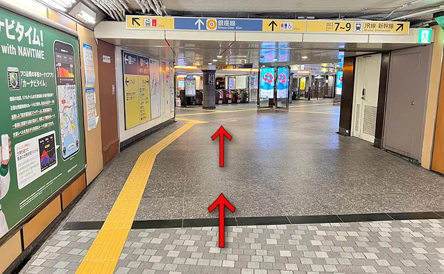 階段から10秒ほど進む