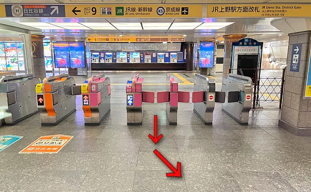 改札内に入ったら左斜め前へ