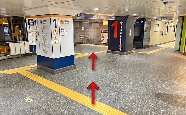 改札から10秒ほど左斜め前へ