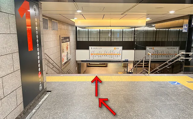 銀座線ホームへ向かう階段