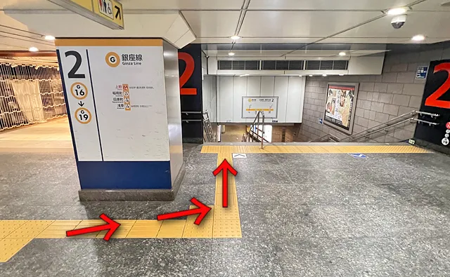 左側に2番線への階段