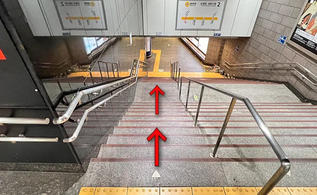 2番線ホームへ向かう階段