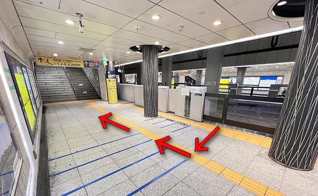 右斜め前の階段へ