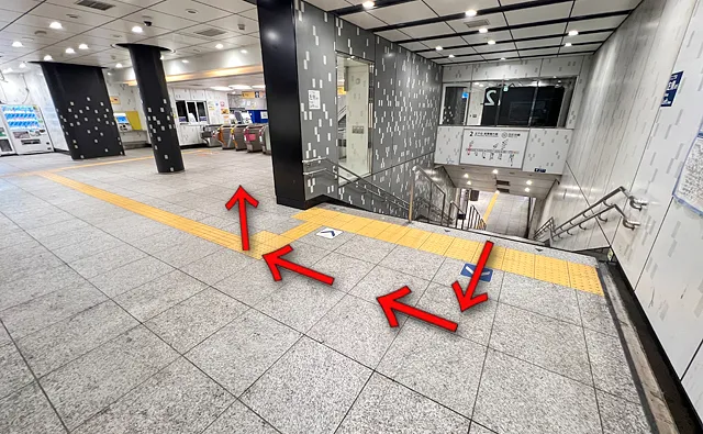 階段を上がったら右斜め後ろへ