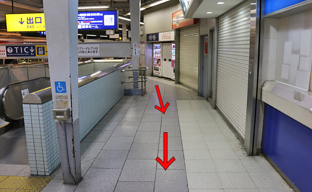 左側の細い通路