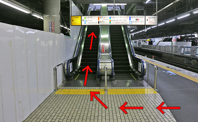 北のりかえ口へ向かうエスカレーター