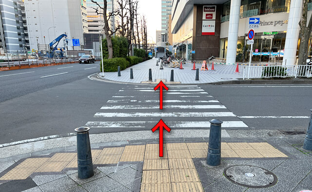 横断歩道を渡る