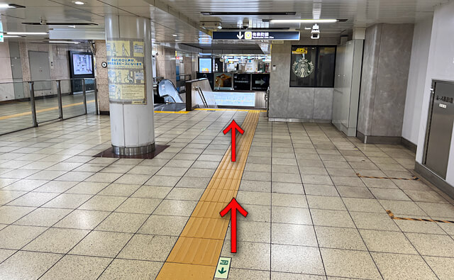 改札から10秒ほど進む