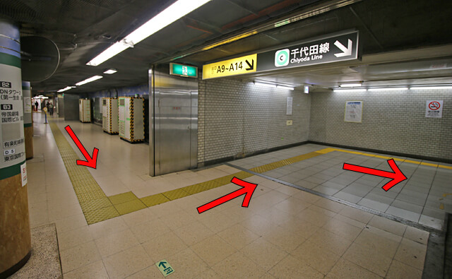 千代田線へ向かう階段