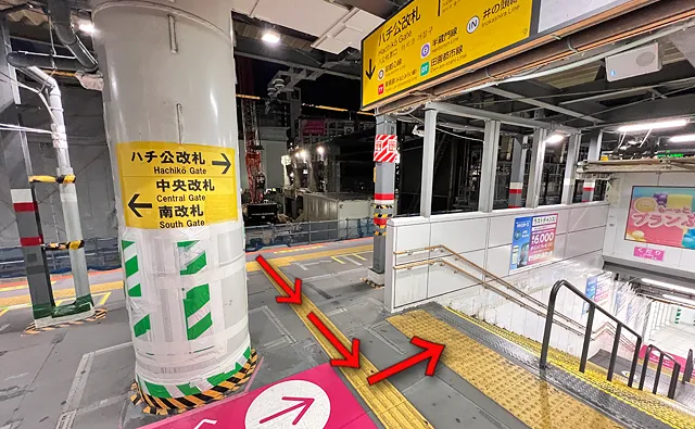 3号車1番ドアそばの階段