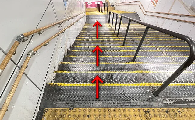 階段を下りていく