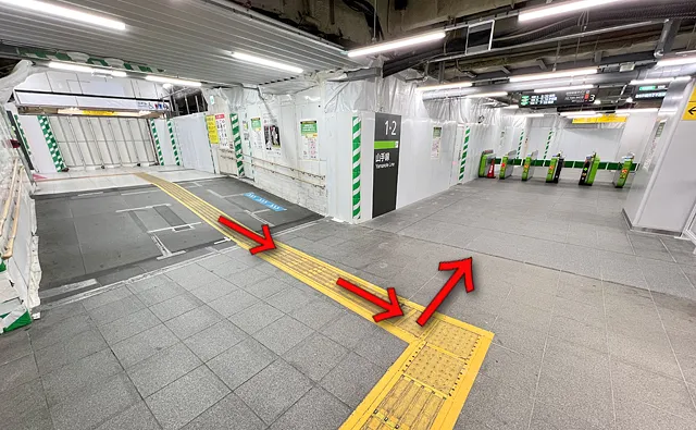 通路にぶつかったところで左折