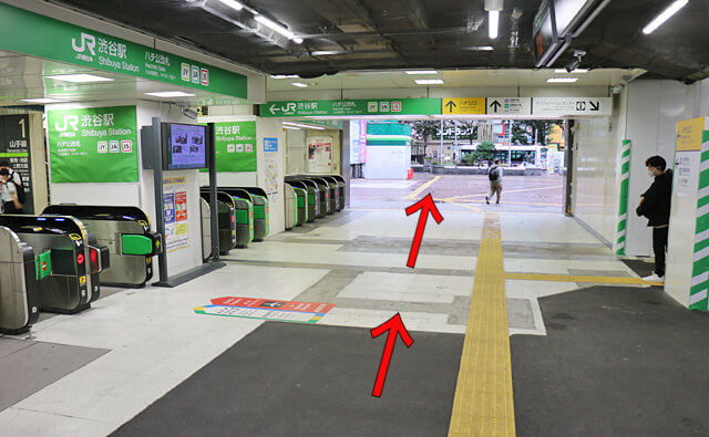 ハチ公口から出る