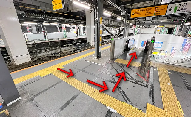 3番線からエスカレーター