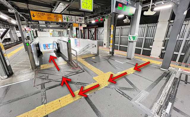 4番線からエスカレーター