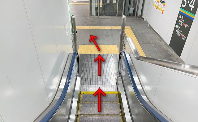 エスカレーターで下りたところ