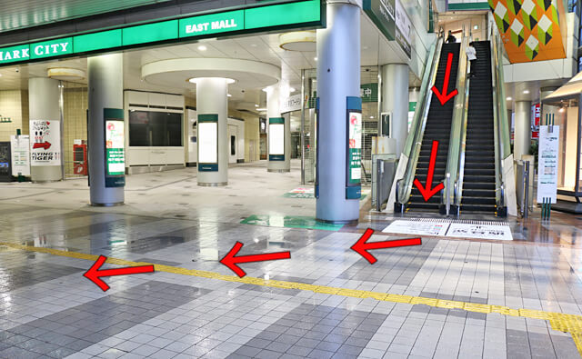地上へ下りたら右斜め前へ