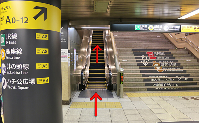 5号車そばのエスカレーター