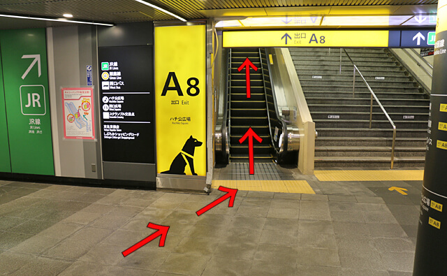 A8出口へのエスカレーター