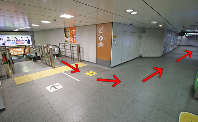 副都心線のエスカレーターから左へ