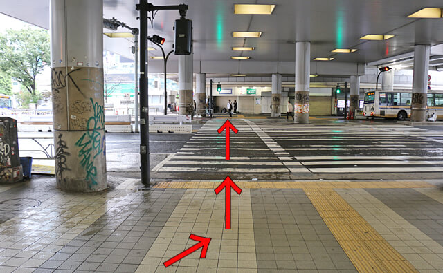 横断歩道を渡る