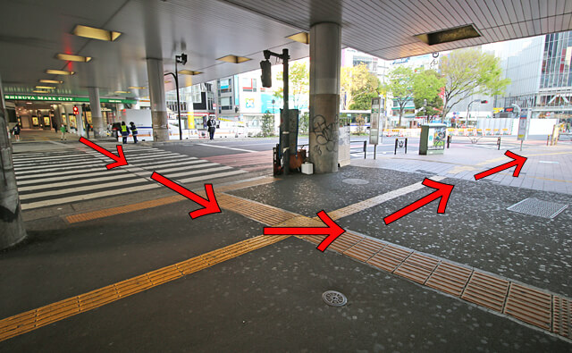 横断歩道から左へ